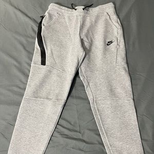 Nike Sportswear Tech Fleece Men's Joggers Sweatpants. Size L fits like M